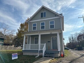 Building Photo - Renovated Single Family Home