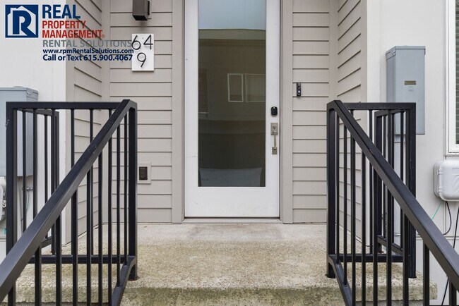 Building Photo - HALF OFF FIRST MONTHS RENT! Lovely 2BR/1.5BA end unit condo 5 mins from Downtown Nashville, washe...