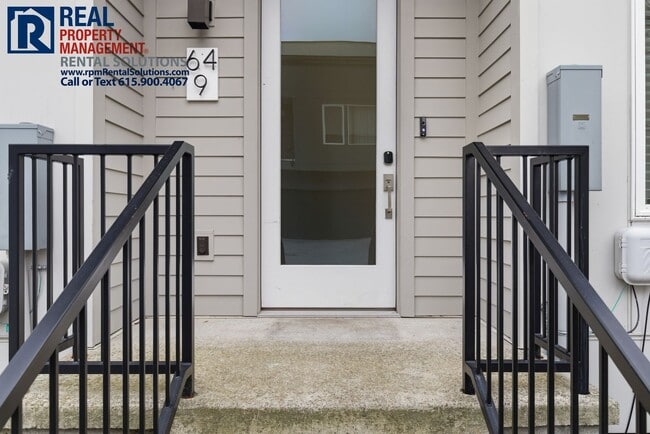 Building Photo - Lovely 2BR/1.5BA end unit condo 5 mins from Downtown Nashville, washer/dryer included!