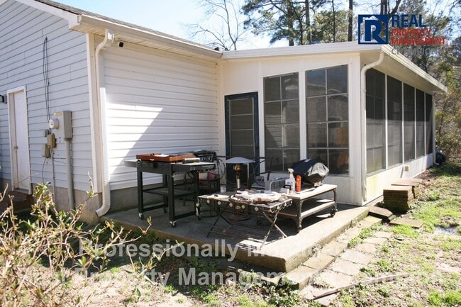 Building Photo - 3 BD/2 BA Home with Fenced Yard & Attached Garage