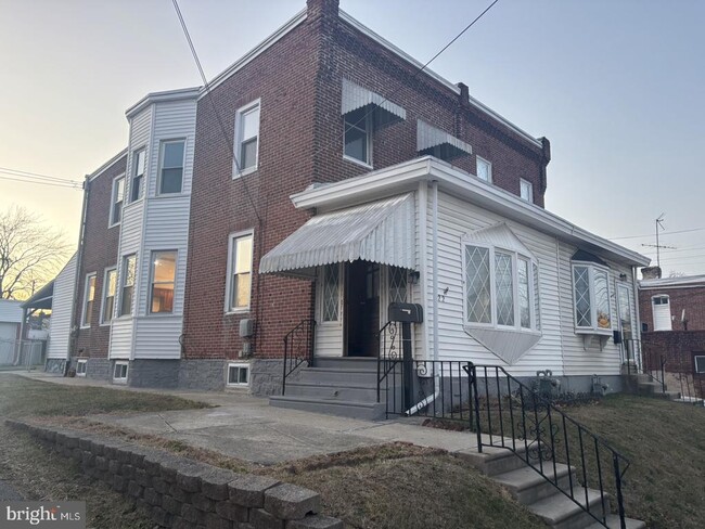 Building Photo - 122 Sharon Ave