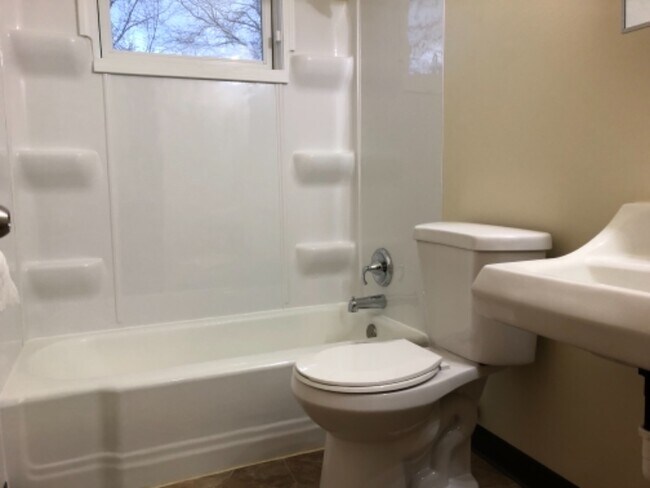 Building Photo - 2106 Lake Point Dr