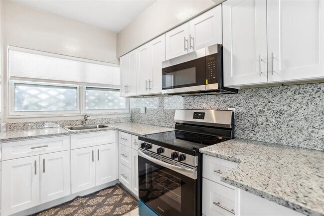 Building Photo - 7050 Sunset Way