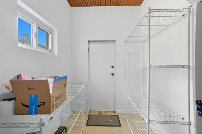 Building Photo - 6 Bed/3 Bath Remodeled Hyde Park Home w/Ce...