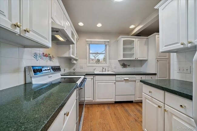 Building Photo - Charming Montclair Home