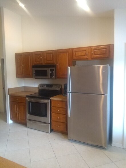 Microwave , stove , Refrigerator - 147 Filbert St