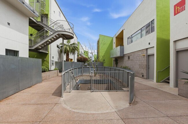 Building Photo - 1111 W University Dr