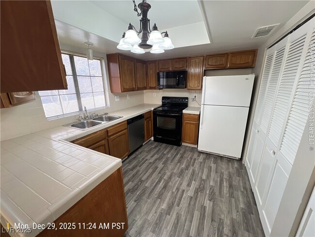 Building Photo - 3251 Dawnflower St