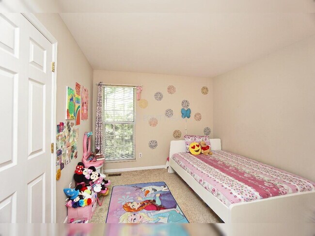 Building Photo - 6275 Hummingbird Dr
