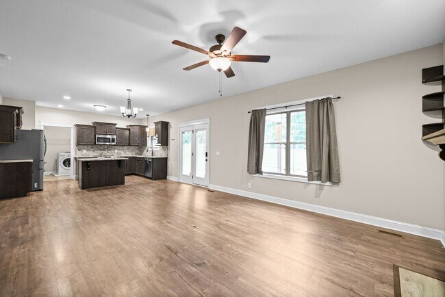 Building Photo - Pet Friendly Four Bedroom!