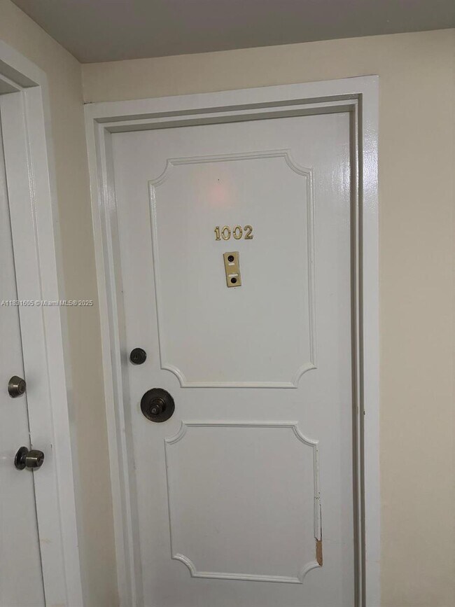 Building Photo - 999 Brickell Bay Dr