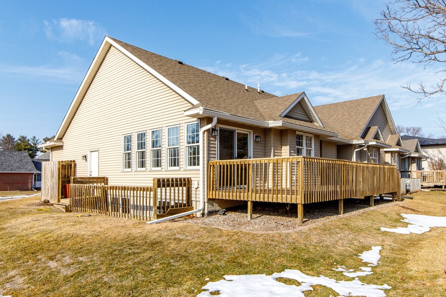 Building Photo - 2200 Pinehurst Dr