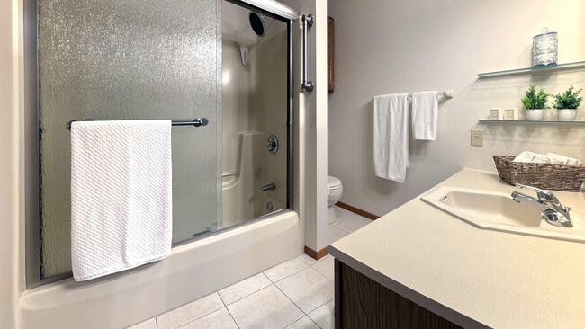 Building Photo - 720 N 16th Ave