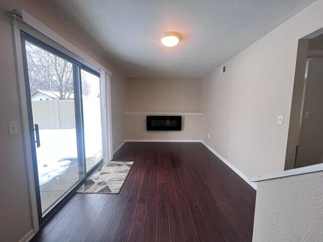 Building Photo - Single Family Home - Three Bedroom Tri-level!