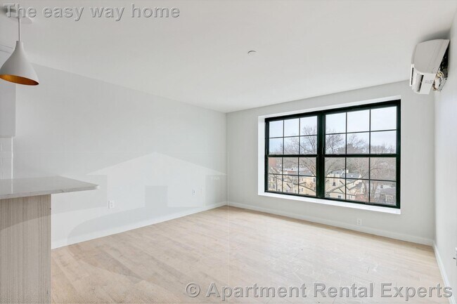 Building Photo - 10 Soden St