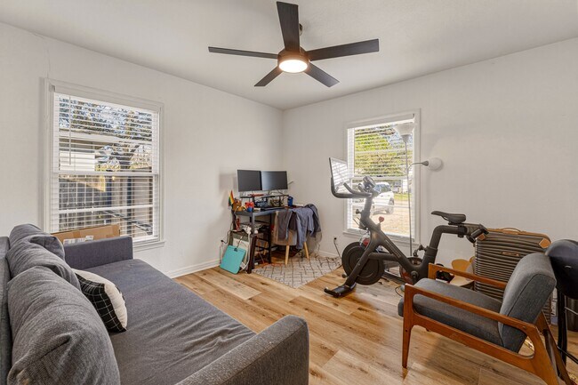 Building Photo - 3921 Maple Ave