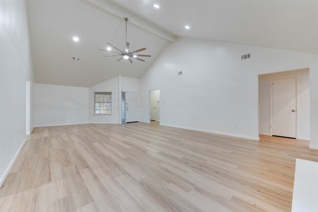 Building Photo - 15914 Barbarossa Dr