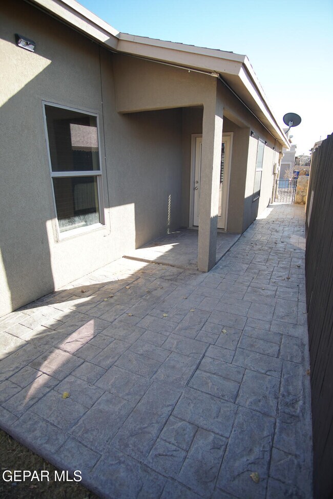 Building Photo - 14207 Otter Point Ct