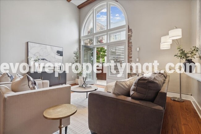 Building Photo - Downtown Living at Its Finest – Spacious 2...
