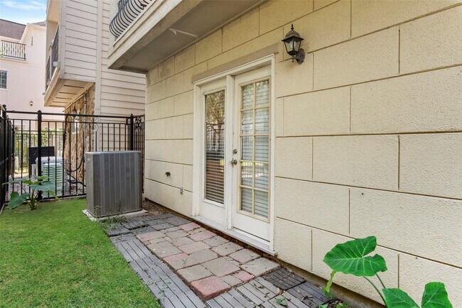 Building Photo - 9125 Harbor Hills Dr