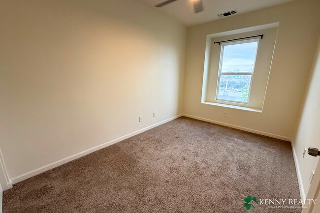 Building Photo - Townhome in the Peninsula's Most Walkable Neighborhood