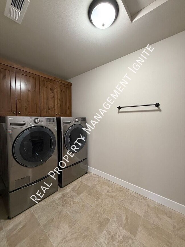Building Photo - 2713 NE Black Oak Pl