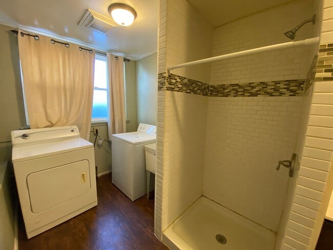 Building Photo - 421 Allyn St