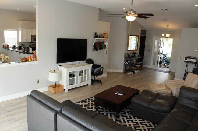 Building Photo - 12872 Meadowbend Dr