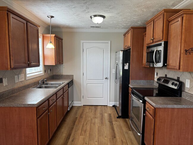 Building Photo - 3 Bedroom 2 Bath with Bonus in Hope Mills