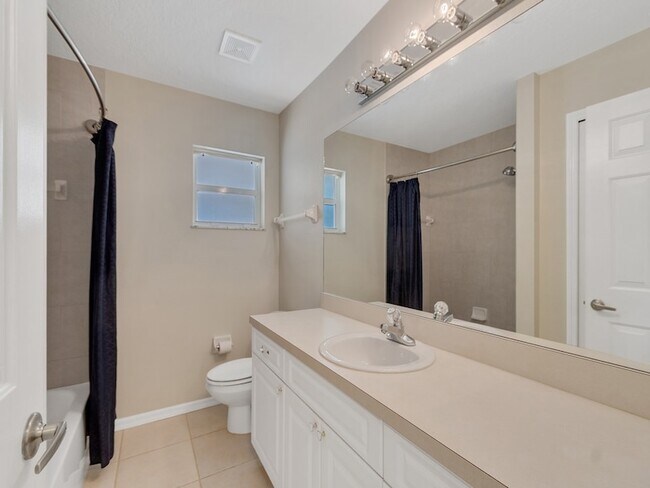 Building Photo - 962 Montrose Ave