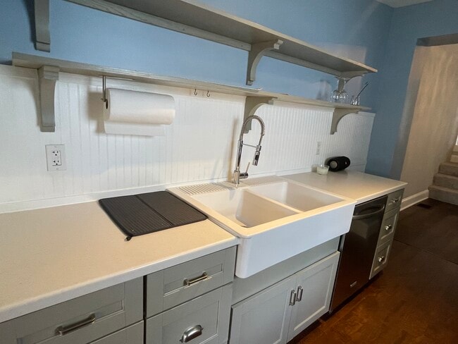 Country sink - 3507 Gough St