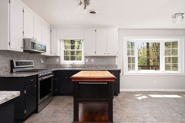 Building Photo - Spacious Canterbury Hills Home