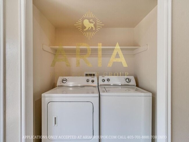 Building Photo - Spacious 2 Bed/1.5 Bath Norman Townhome Av...