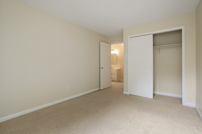 Building Photo - 2-Bed Townhome with Patio - Community Pool
