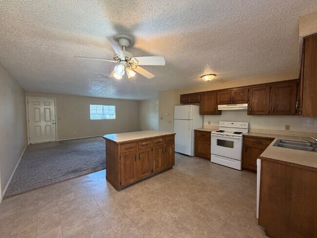 Building Photo - 2BR Duplex