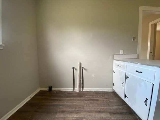 Building Photo - For Rent - Renovated One Bedroom Unit in G...