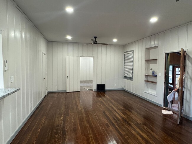 Building Photo - Remodeled unit in Durham.