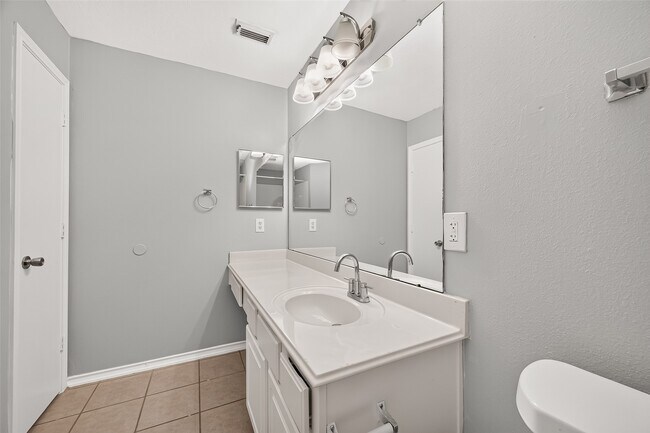 Building Photo - 19451 Nasworthy Dr