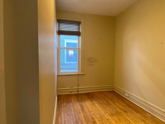 Building Photo - WE HAVE A CUTE & CLASSY RENTAL ON 16TH!