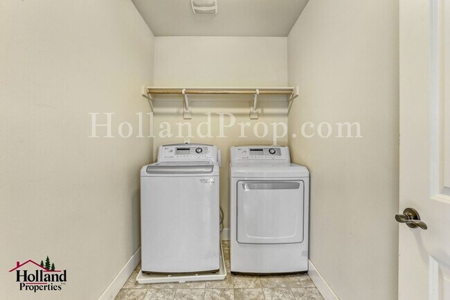 Building Photo - Charming 4-Bedroom Hillsboro Home with Attached Garage and Brand New Carpets!