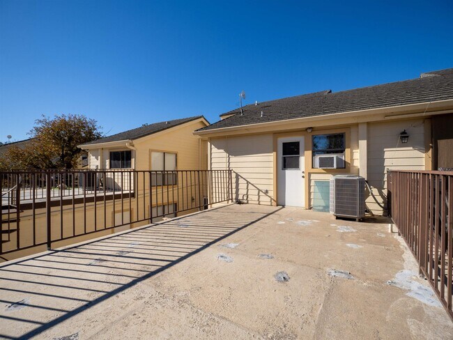 Building Photo - 1209 Hi Stirrup