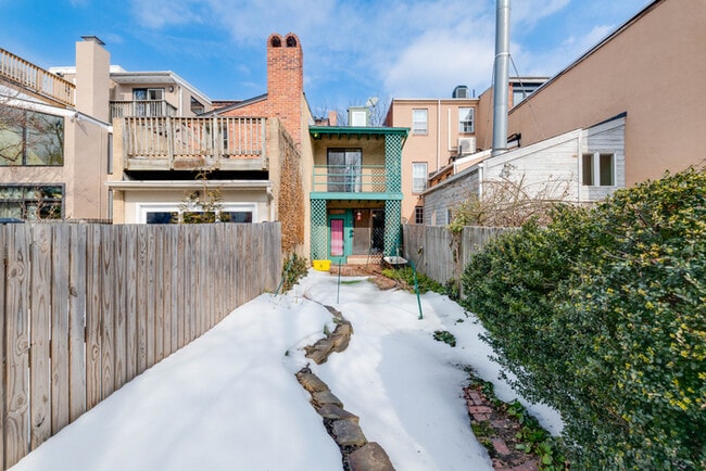 Building Photo - 3 Bedroom with Fenced in rear yard