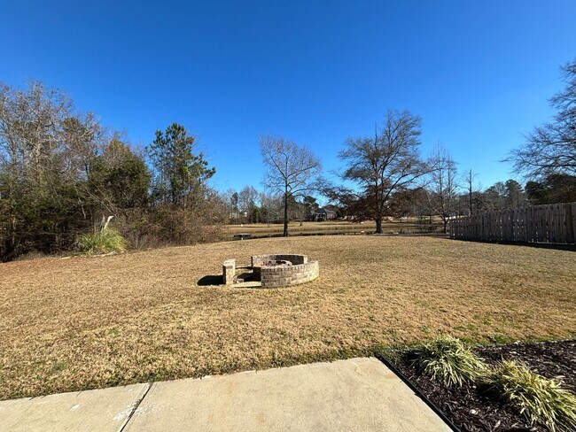 Building Photo - 2026 Lake Forest Dr