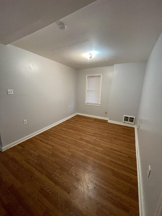 Building Photo - 456 Woodlane Ave