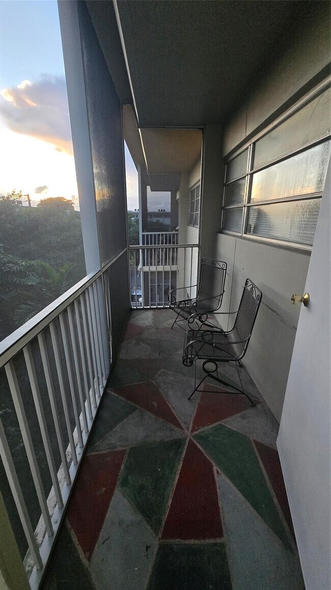 Building Photo - 16800 NE 15th Ave