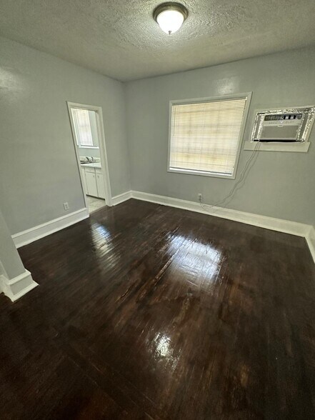 Building Photo - 1555 W 7th St