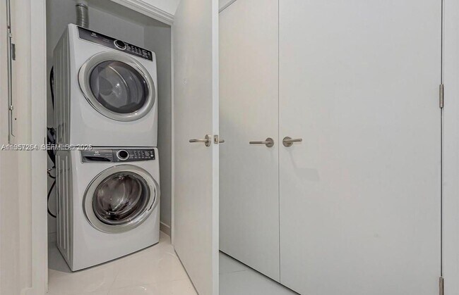 Building Photo - 851 NE 1st Ave