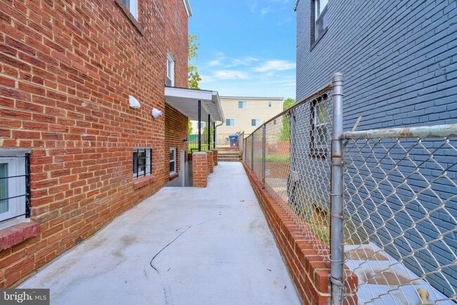 Building Photo - 5230 Blaine St NE