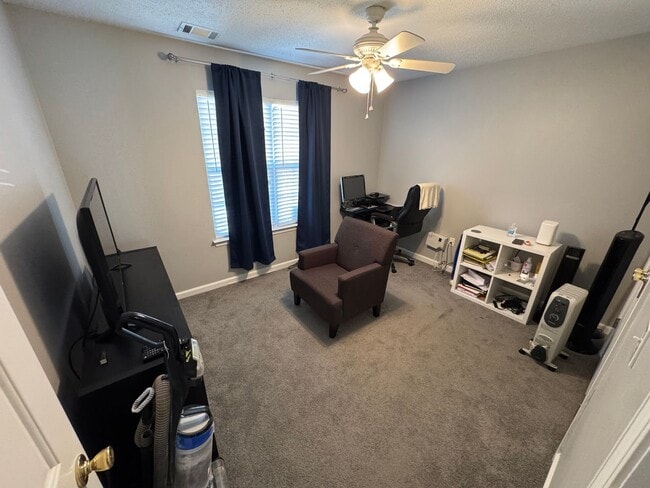 Building Photo - Beautiful 3 Bedroom 2 Bath Home Close to I...