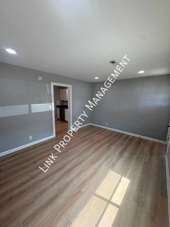 Building Photo - 123 Sequoia Dr